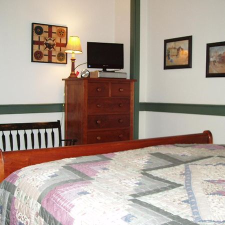 Brownstone Colonial Inn Reinholds Екстериор снимка