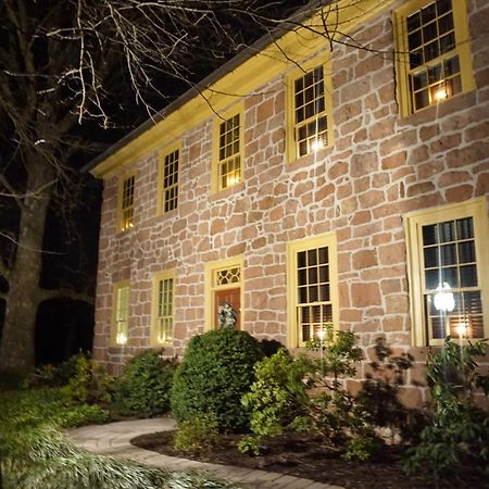 Brownstone Colonial Inn Reinholds Екстериор снимка