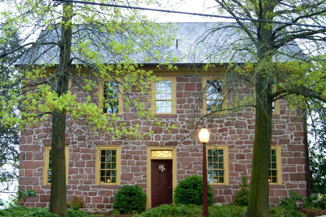 Brownstone Colonial Inn Reinholds Екстериор снимка