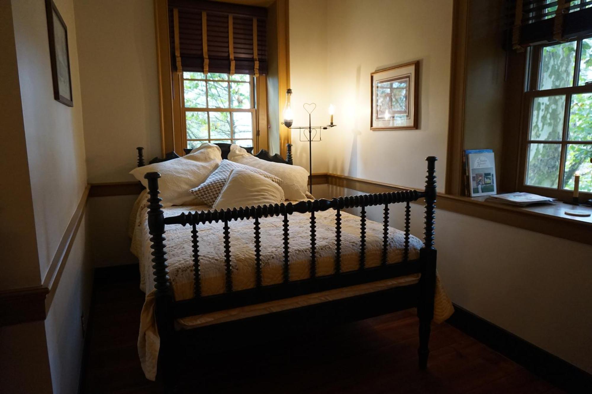 Brownstone Colonial Inn Reinholds Стая снимка