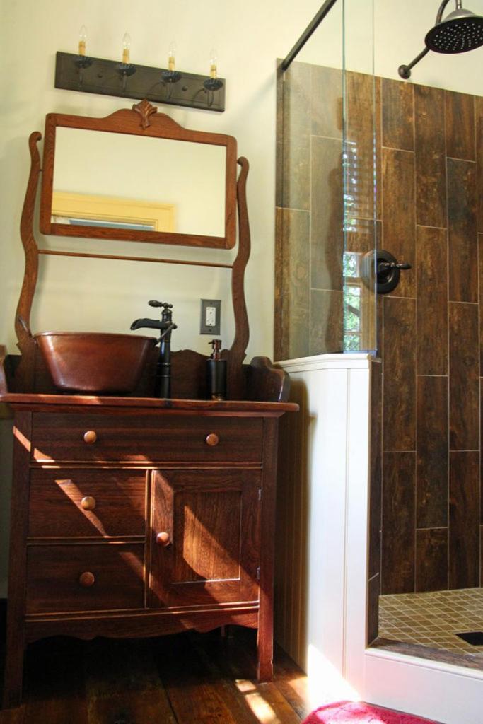 Brownstone Colonial Inn Reinholds Екстериор снимка