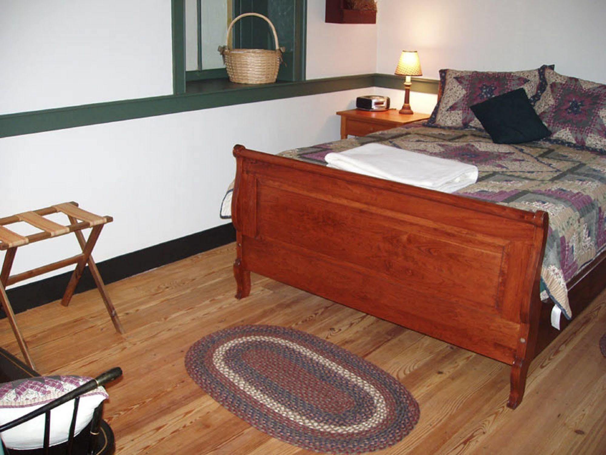 Brownstone Colonial Inn Reinholds Стая снимка