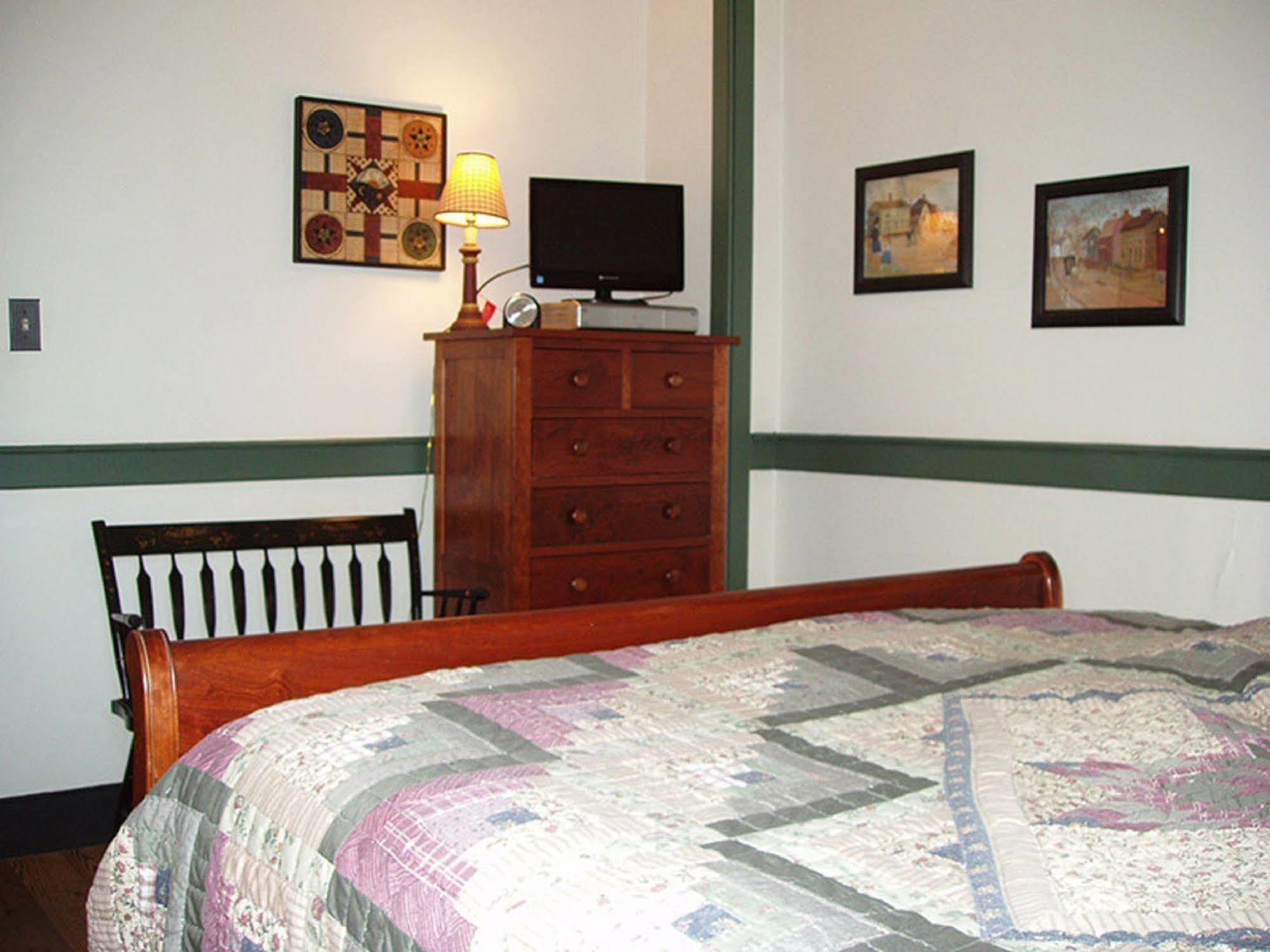 Brownstone Colonial Inn Reinholds Екстериор снимка